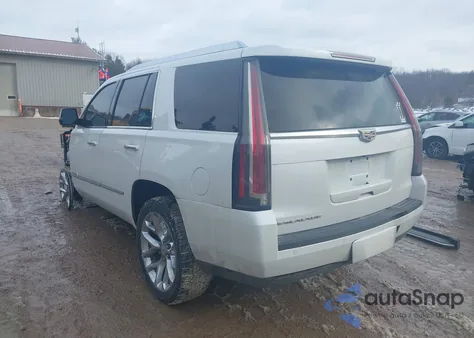 2016 Cadillac Escalade Luxury Collection z USA, uszkodzony, nr VIN 1GYS4BKJ7GR178082